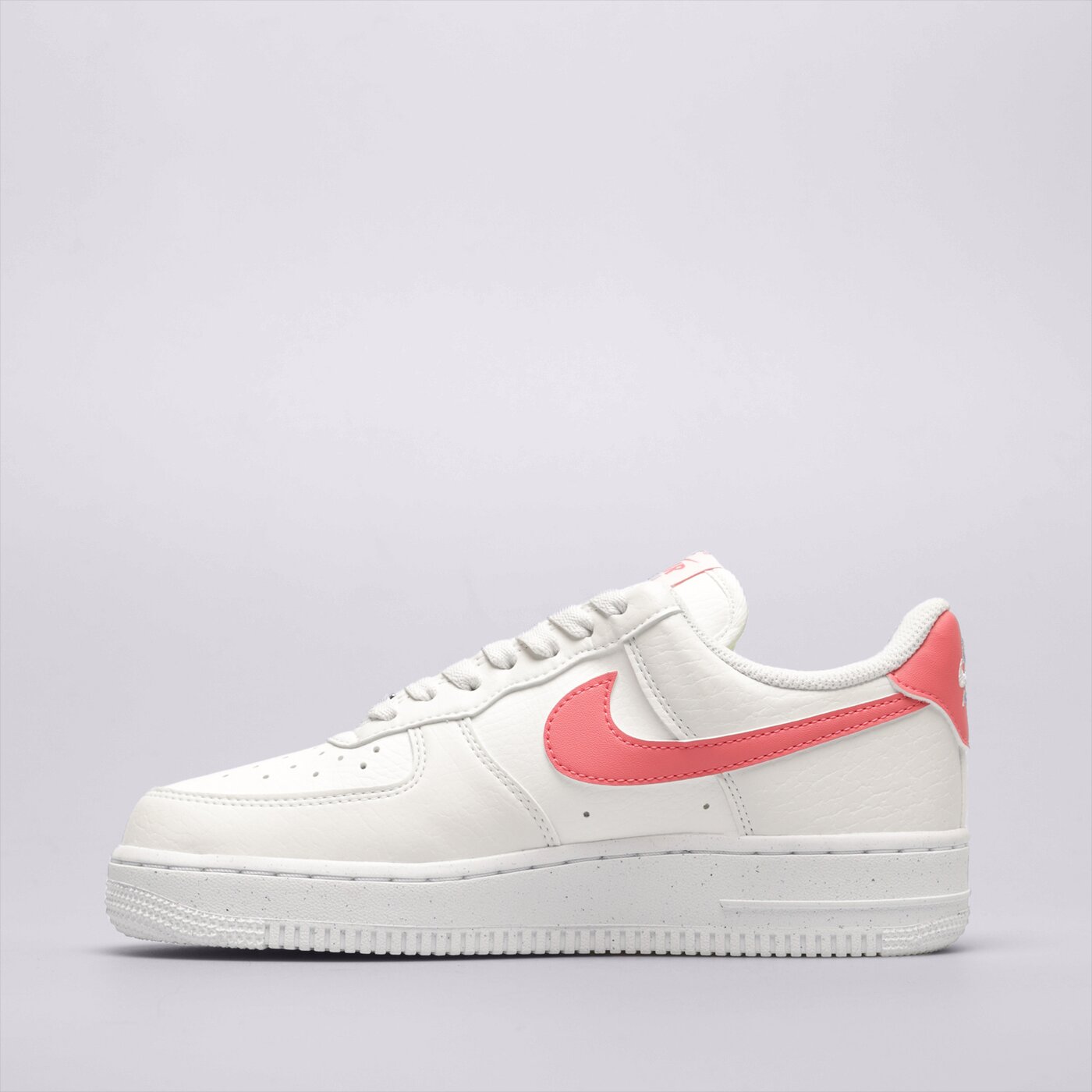 Дамски маратонки NIKE AIR FORCE 1 '07 SE dv3808-100 цвят бял