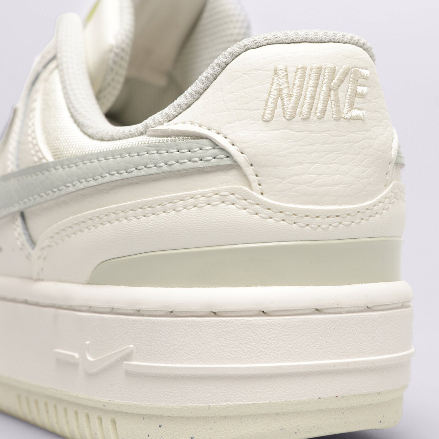 Дамски маратонки NIKE GAMMA FORCE dx9176-107 цвят бежов