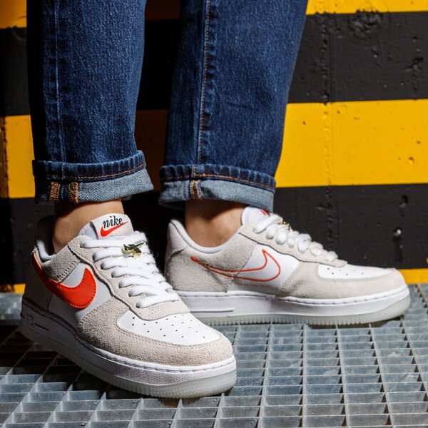 Дамски маратонки NIKE AIR FORCE 1 '07 SE da8302-101 цвят бежов