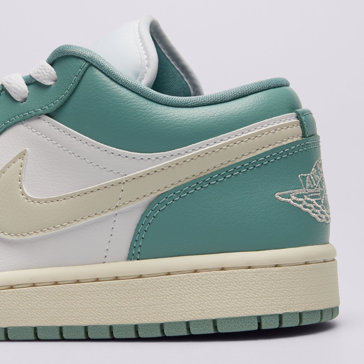 Дамски маратонки WMNS AIR JORDAN 1 LOW dc0774-138 цвят бял