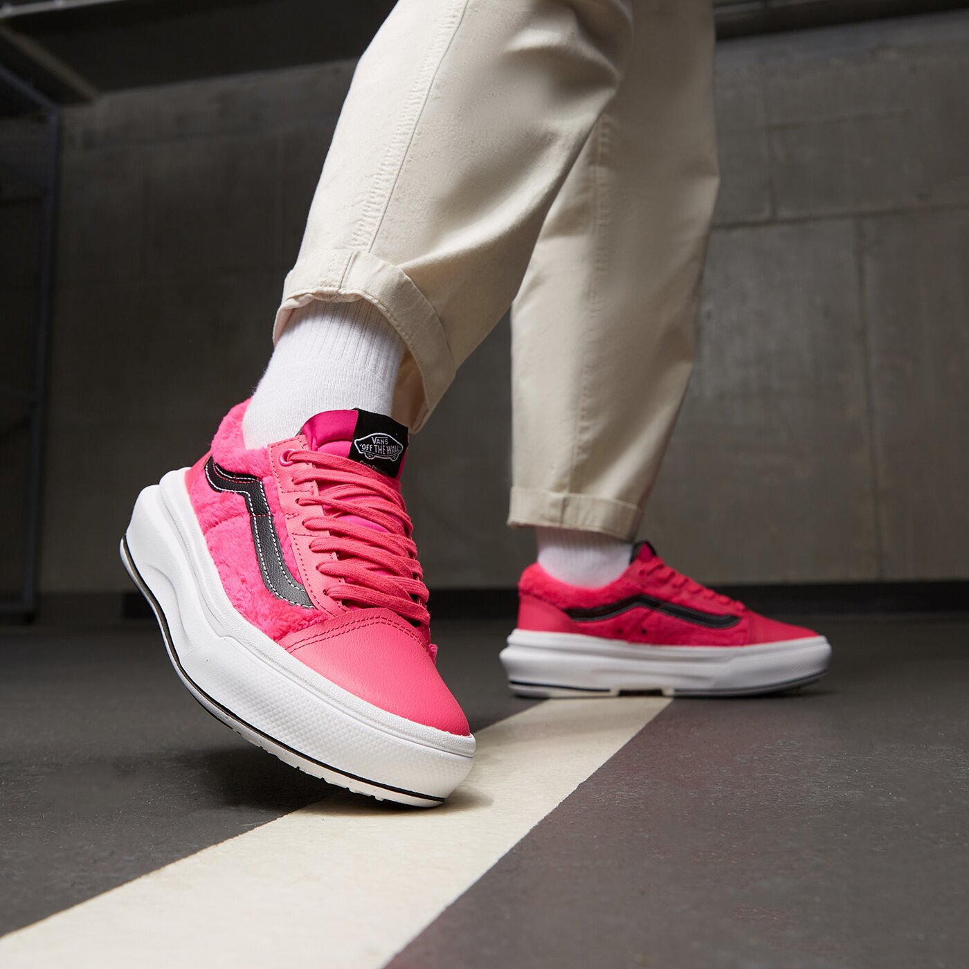 Дамски маратонки VANS UA OLD SKOOL OVERT CC vn0a7q5epnk1 цвят розов