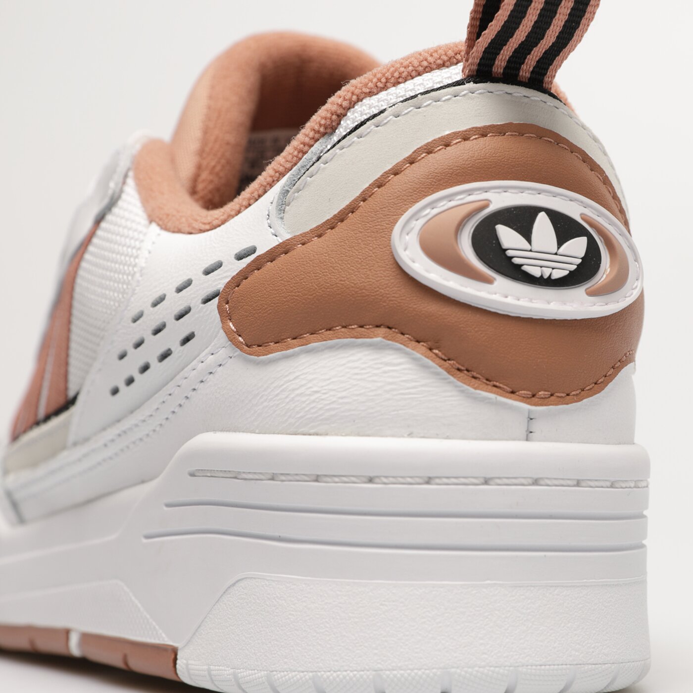 Мъжки маратонки ADIDAS ADI2000 hq6922 цвят кафяв