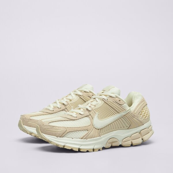 Дамски маратонки NIKE W ZOOM VOMERO 5 hq0458-200 цвят бежов