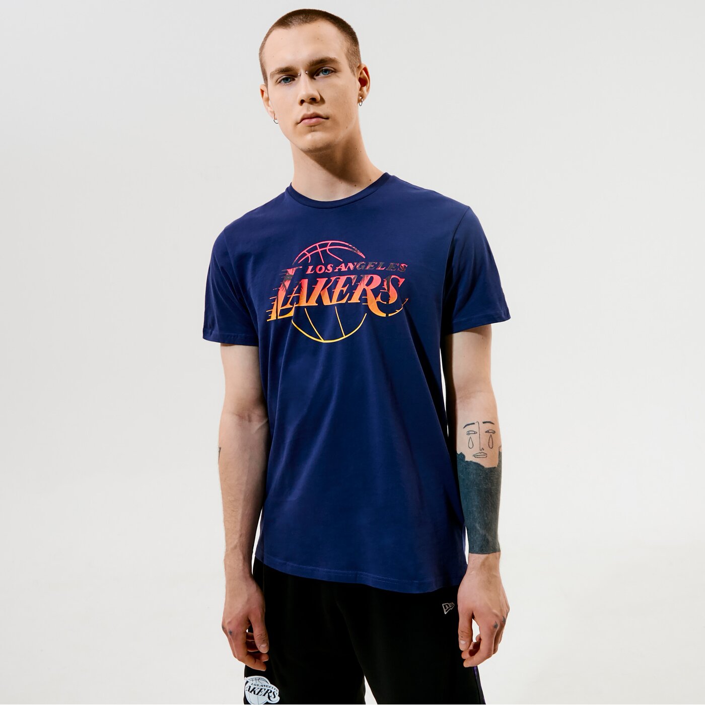 Мъжка тениска NEW ERA ТЕНИСКА SUMMER CITY INFILL LAKERS 11569530 цвят тъмносин