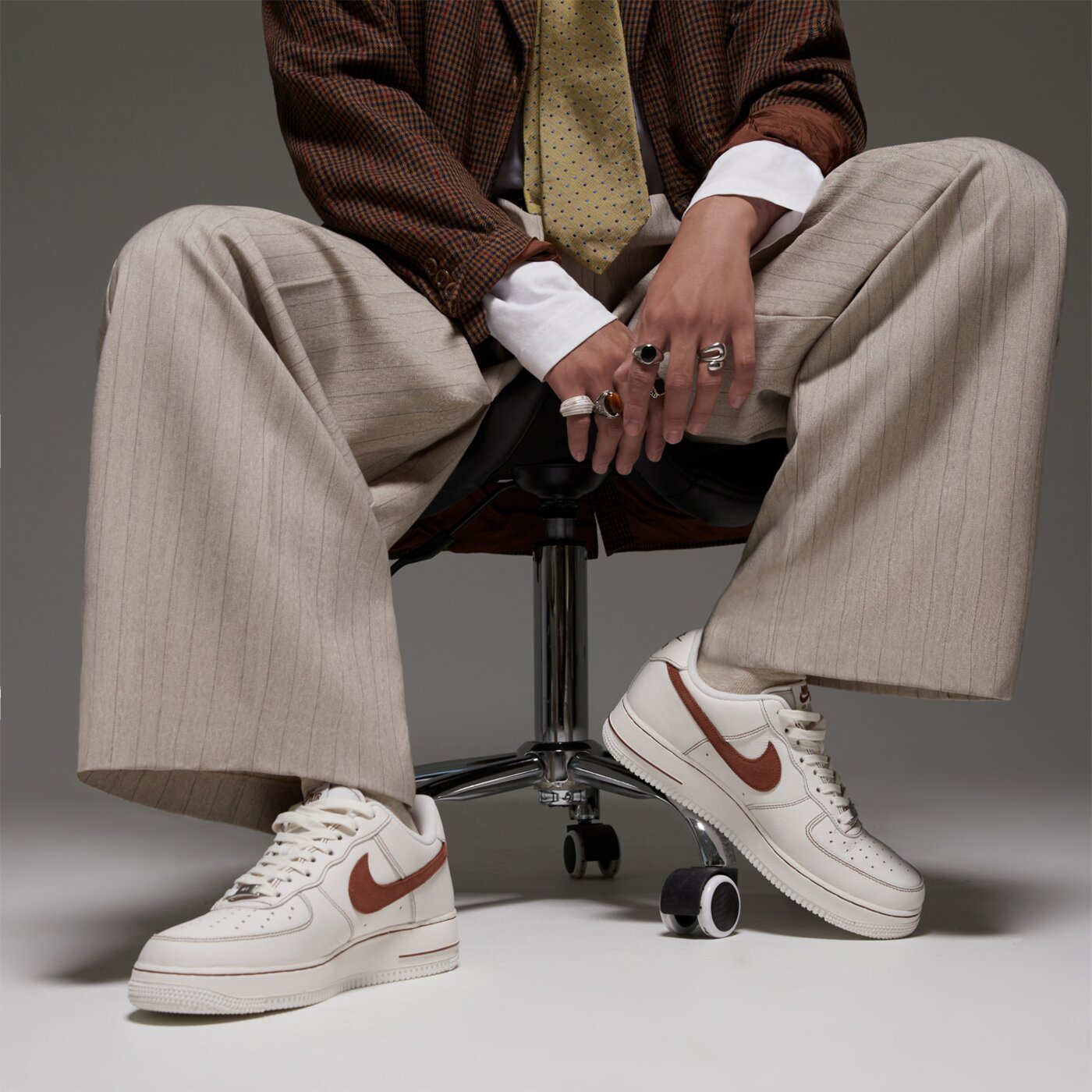 Мъжки маратонки NIKE AIR FORCE 1 '07 LV8 hq2037-101 цвят бежов