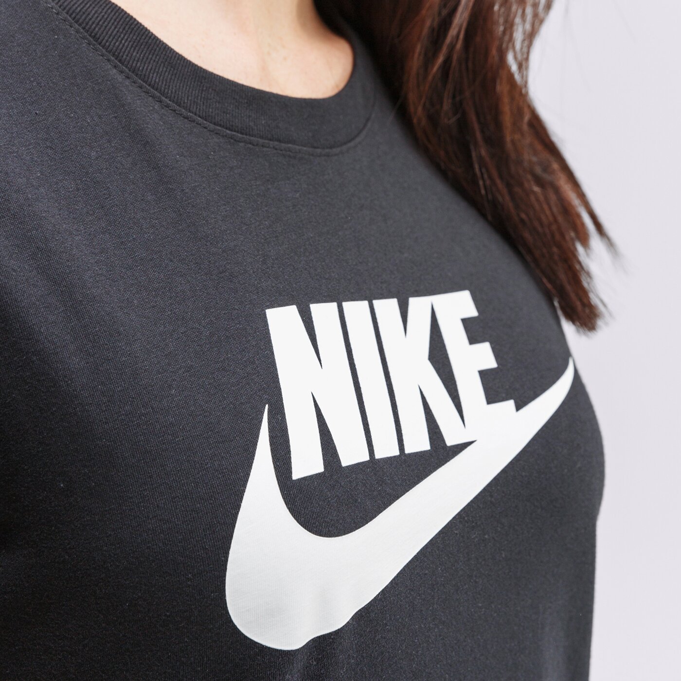 Дамска тениска NIKE ТЕНИСКА ESSENTIAL FUTURA SHORT SLEEVE ТЕНИСКА SPORTSWEA bv6169-010 цвят черен