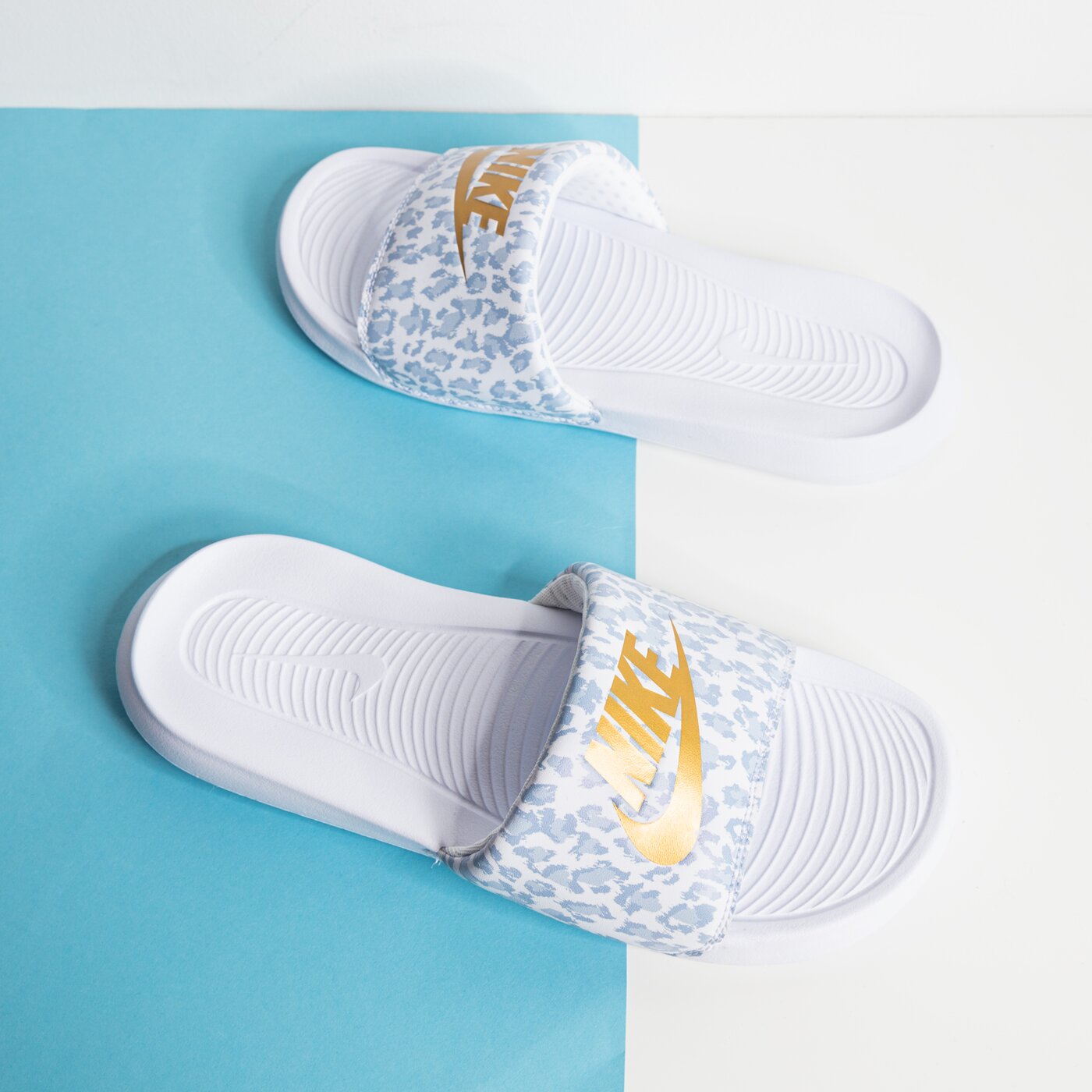 Дамски чехли и сандали NIKE VICTORI ONE cn9676-103 цвят бял