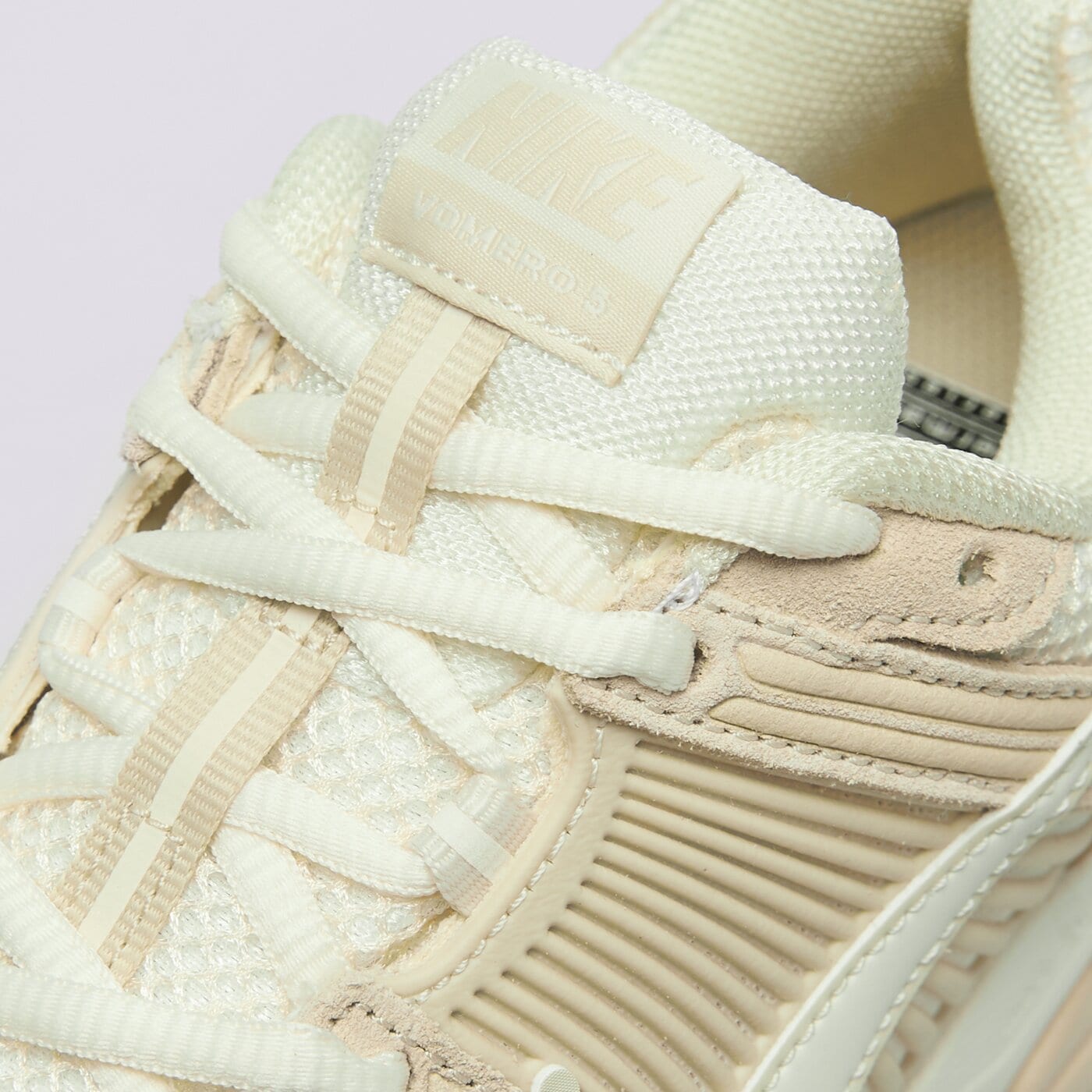 Дамски маратонки NIKE W ZOOM VOMERO 5 hq0458-200 цвят бежов