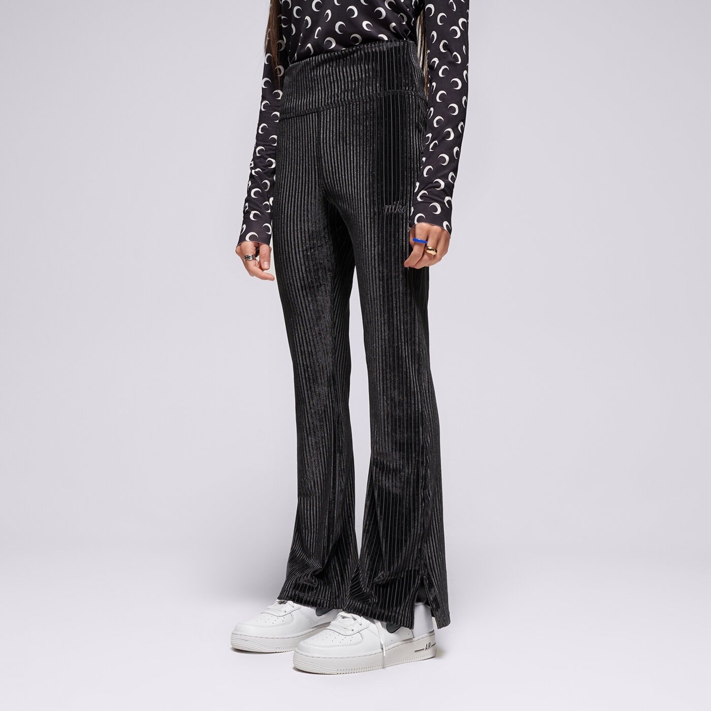 Детски панталони NIKE ПАНТАЛОНИ G NSW TGHT FLARE COZY RIB GIRL hf4387-010 цвят черен