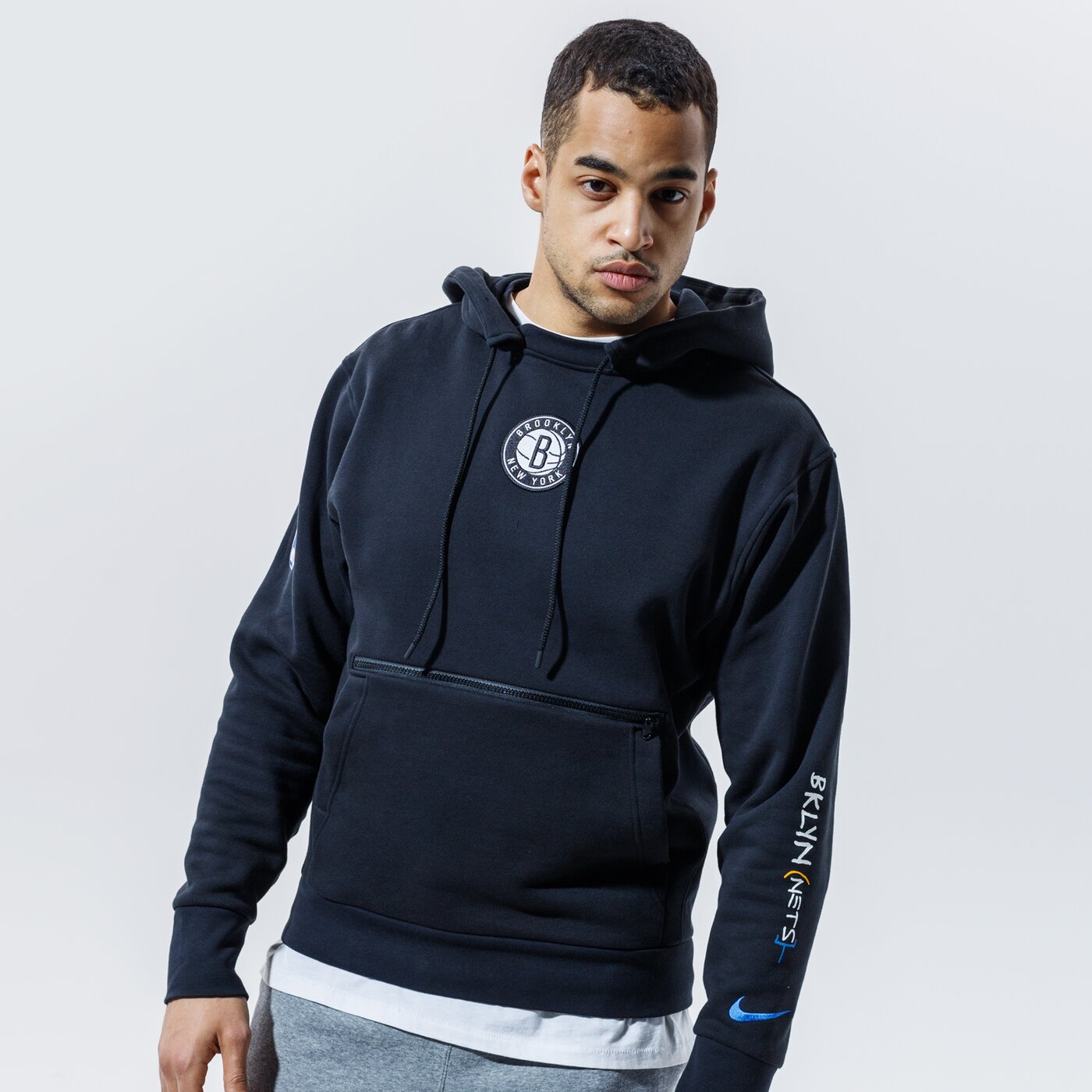 Мъжки суичър NIKE СУИТЧЪР С КАЧУЛКА BROOKLYN NETS ESSENTIAL CITY EDITION  cn1804-010 цвят черен