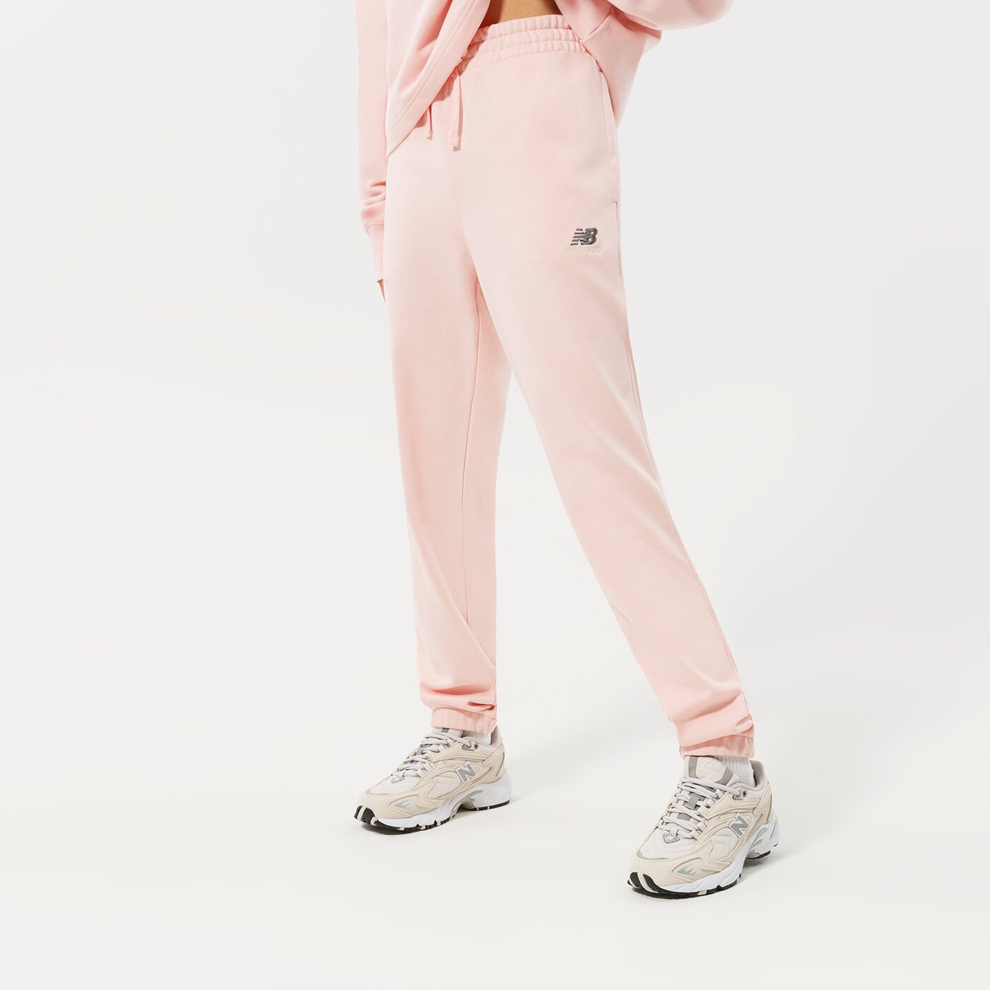 Дамски панталони NEW BALANCE ПАНТАЛОНИ NB ESSENTIALS UNI-SSENTIALS SWEATPANT up21500pie цвят розов