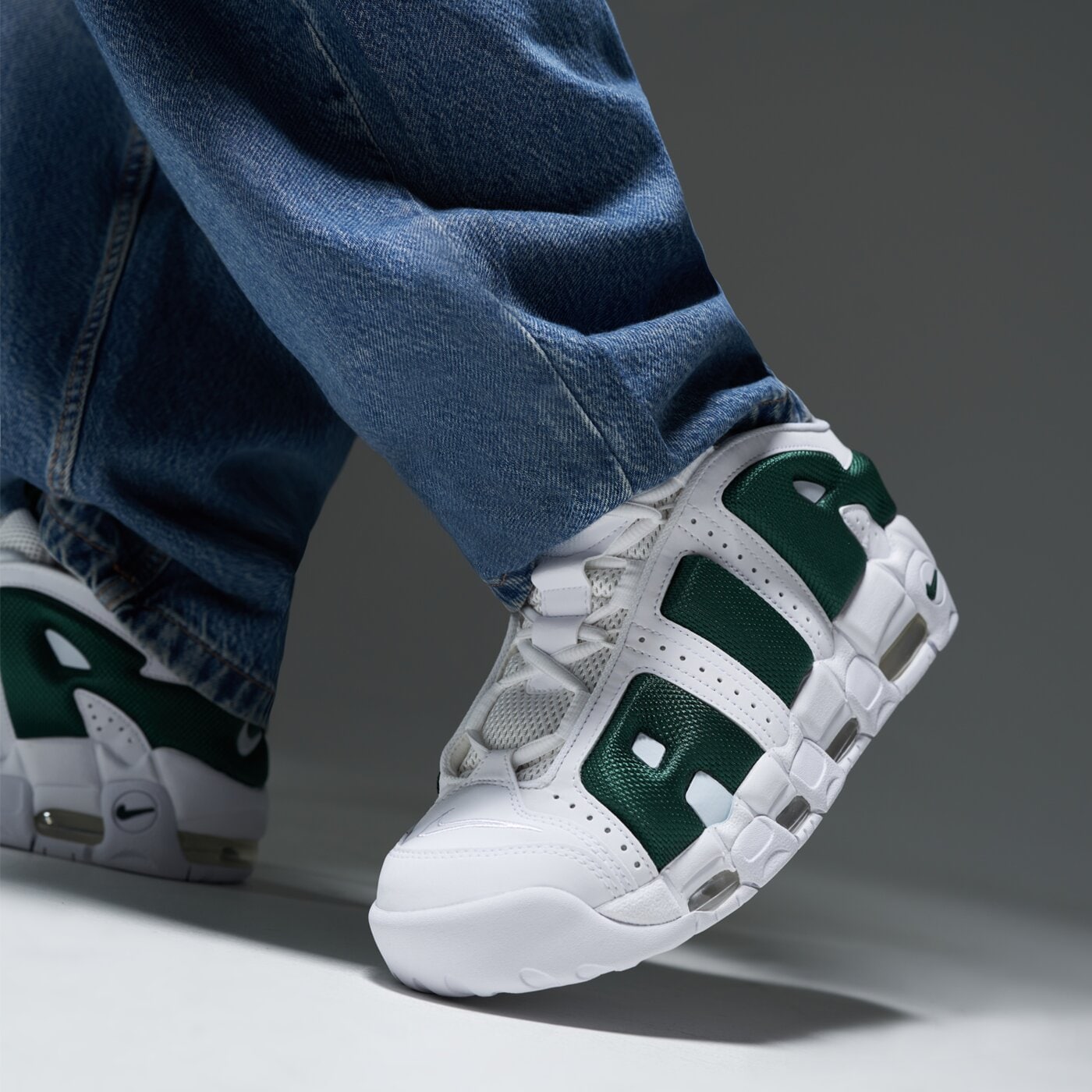 Мъжки маратонки NIKE AIR MORE UPTEMPO LOW fz3055-102 цвят бял