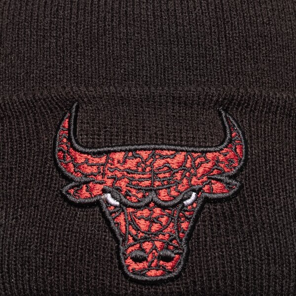 Мъжка зимна шапка NEW ERA ШАПКА INFILL BOBBLE BEANIE BULLS BLK CHICAGO BULLS B 60284992 цвят черен