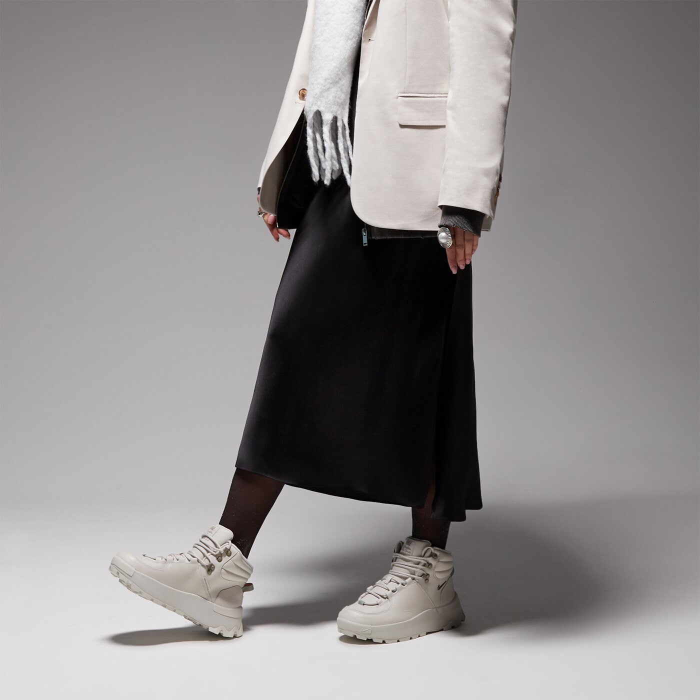 Дамски маратонки NIKE CITY CLASSIC BOOT PRM WP fz8629-100 цвят бежов