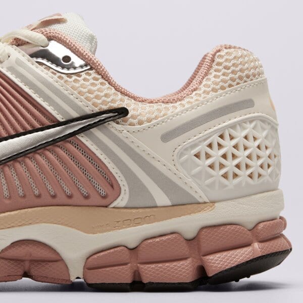 Дамски маратонки NIKE W ZOOM VOMERO 5 NEWS hf1877-102 цвят бежов