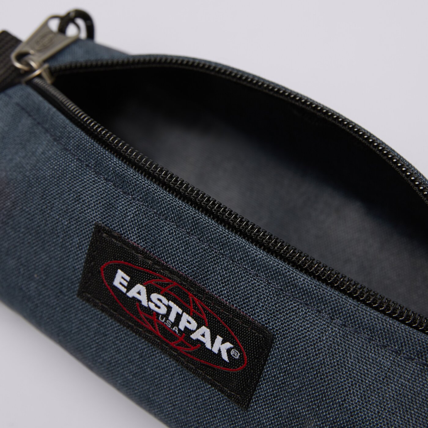 EASTPAK НЕСЕСЕР BENCHMARK SINGLE TRIPLE DENIM ek00037226w цвят син
