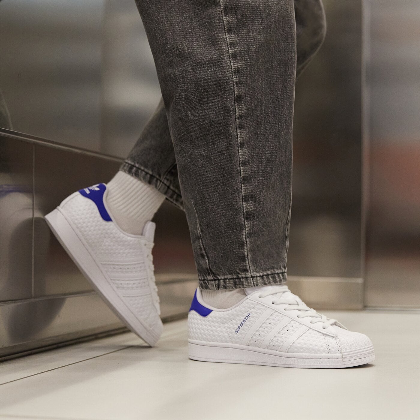 Дамски маратонки ADIDAS SUPERSTAR W  hq1923 цвят бял