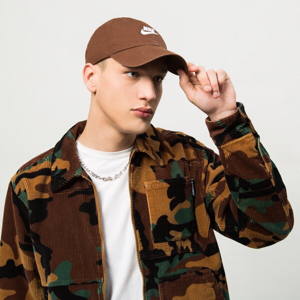 Дамска шапка с козирка NIKE ШАПКА SPORTSWEAR HERITAGE86 FUTURA WASHED 913011-260 цвят кафяв