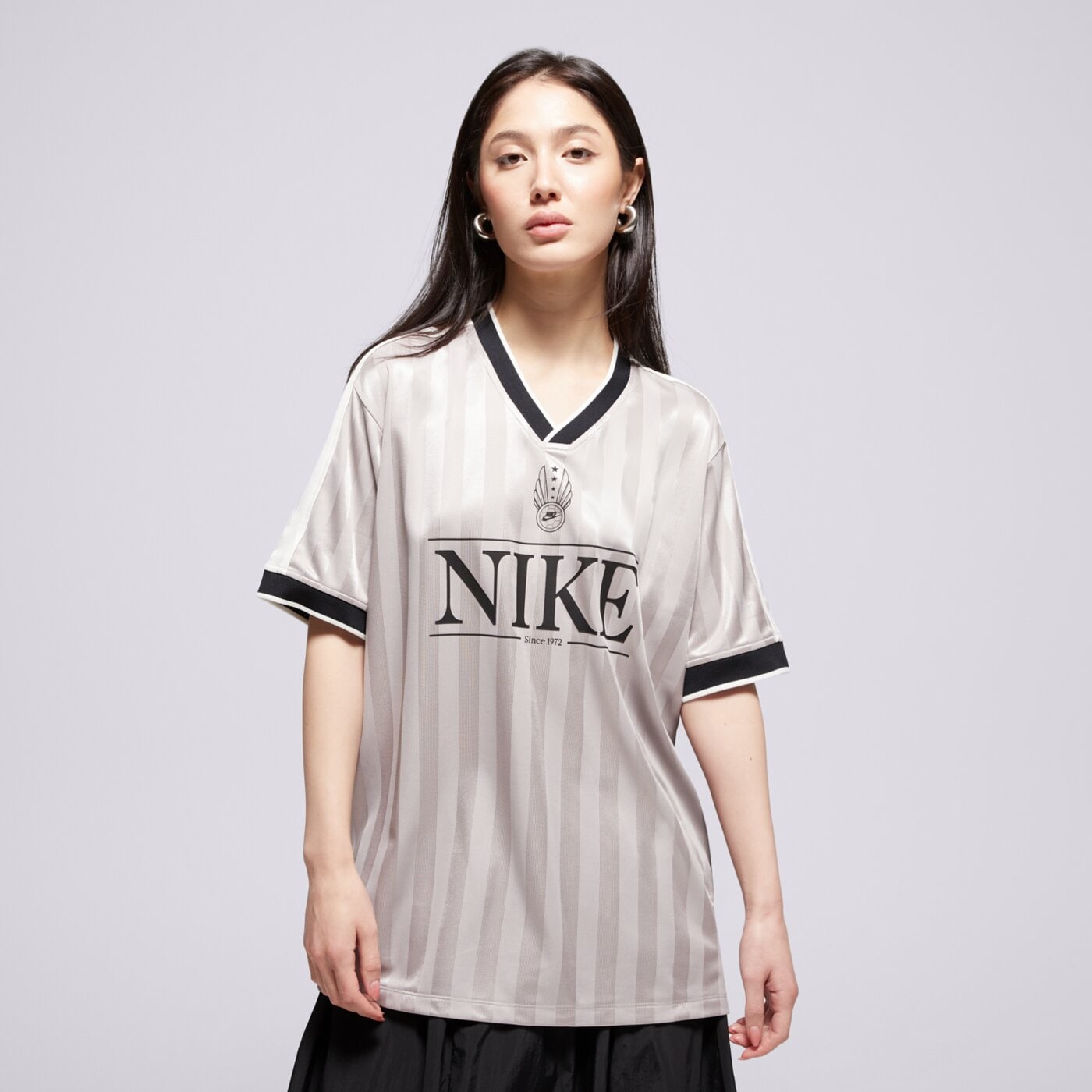 Дамска тениска NIKE ТЕНИСКА W NSW V NECK JERSEY ih8504-009 цвят сив