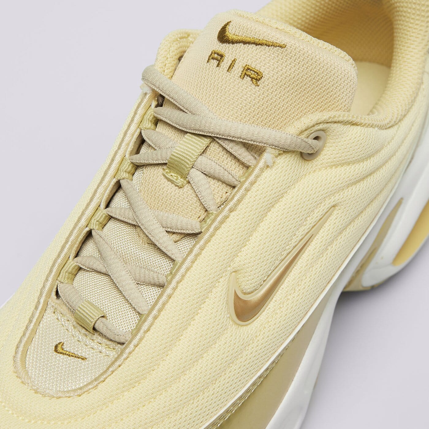 Дамски маратонки NIKE W AIR MAX PORTAL SE hm0256-700 цвят златен