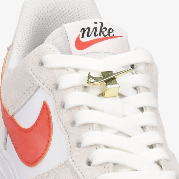 Дамски маратонки NIKE AIR FORCE 1 '07 SE da8302-101 цвят бежов