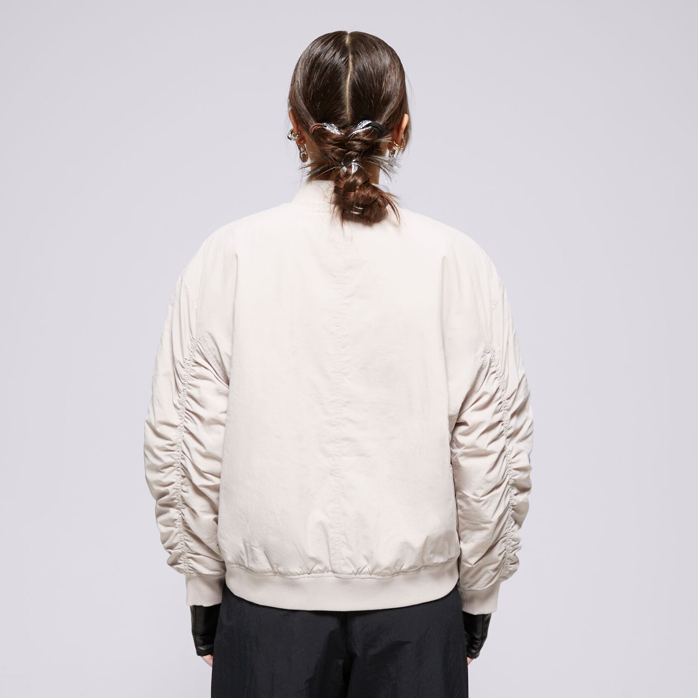 Дамско преходно яке NEW BALANCE ЯКЕ LINEAR HERITAGE WOVEN BOMBER wj33507mnk цвят сив