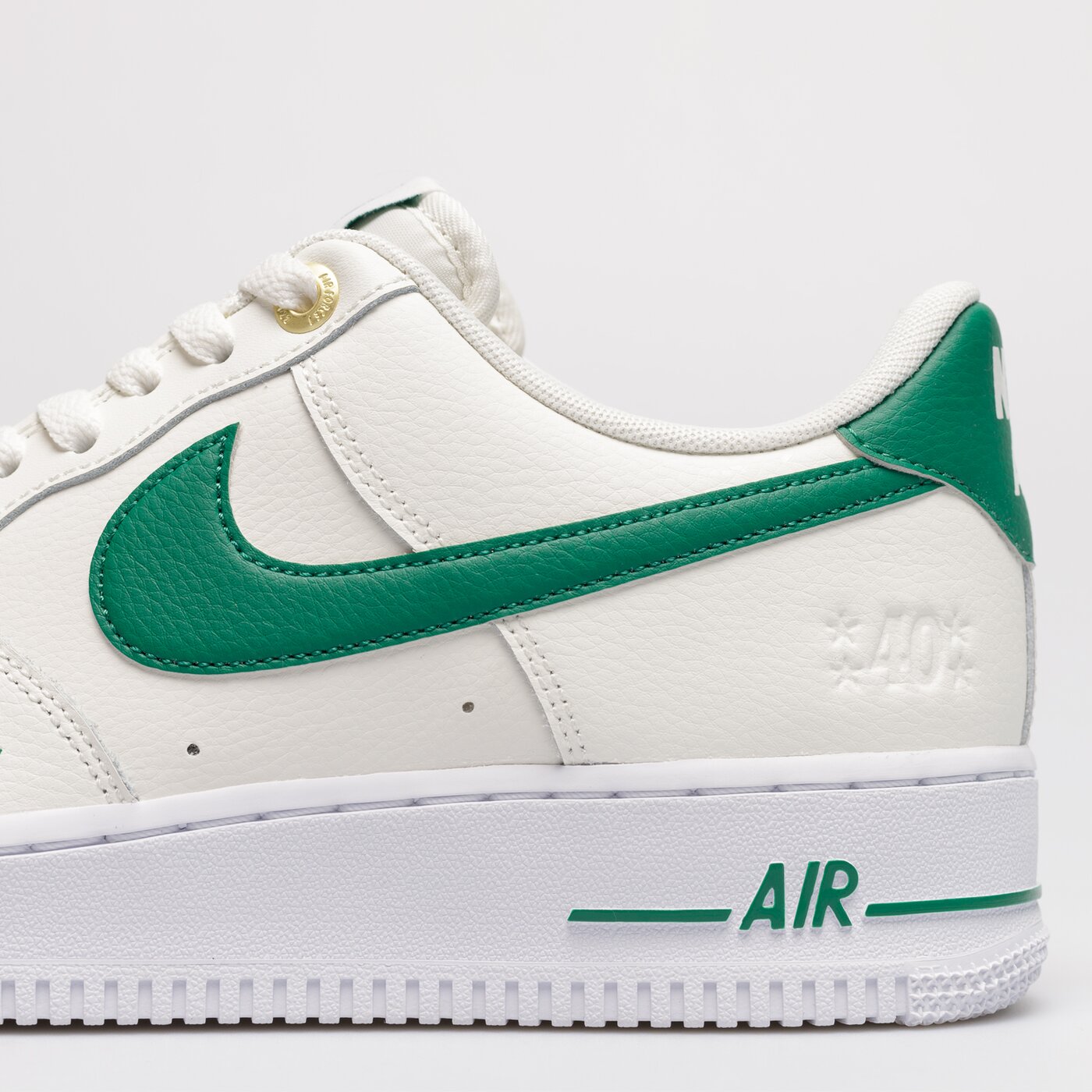 Мъжки маратонки NIKE AIR FORCE 1 '07 LV8 40TH dq7658-101 цвят бежов