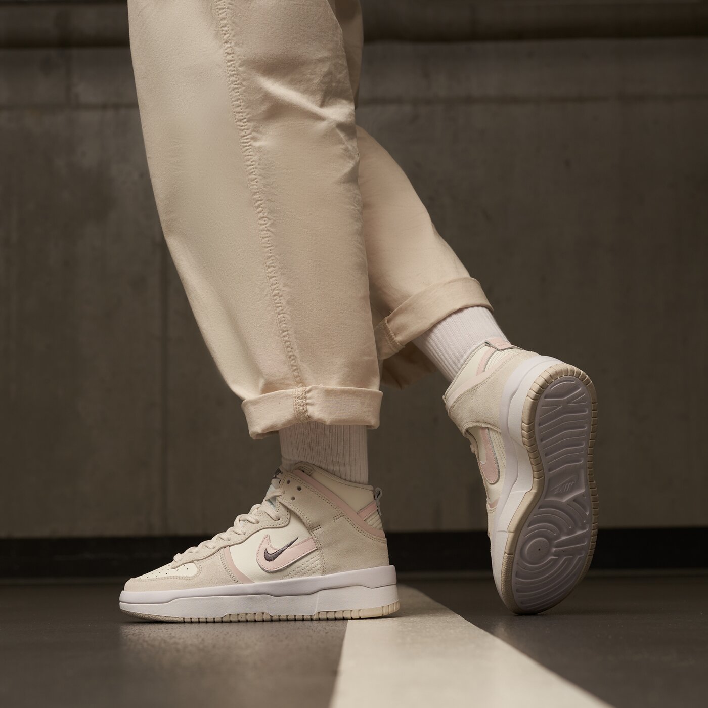 Дамски маратонки NIKE WMNS DUNK HIGH UP dh3718-108 цвят бял