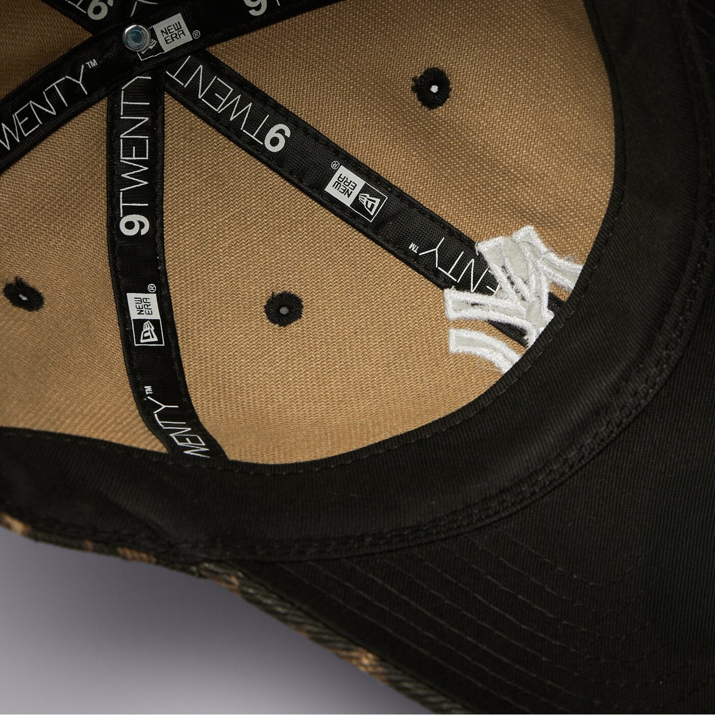 Дамска шапка с козирка NEW ERA ШАПКА WMNS OUTLINE LEOPARD 920 NYY NEW YORK YANKEES 60667497 цвят тъмносин