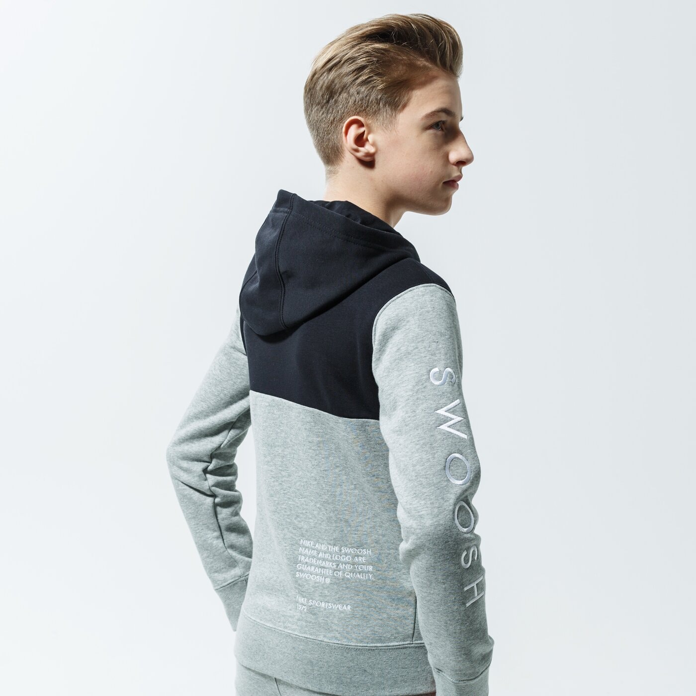 Детски суичър NIKE СУИТЧЪР С КАЧУЛКА SPORTSWEAR SWOOSH cu9206-063 цвят черен