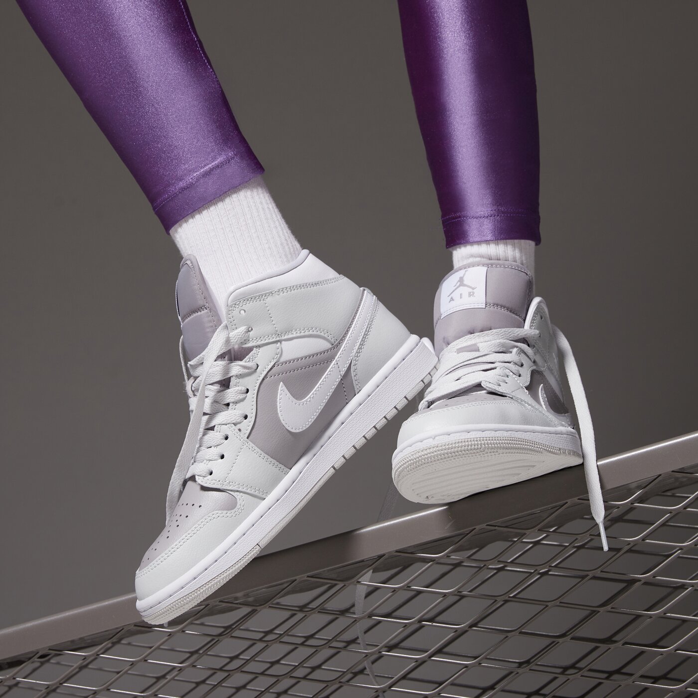 Дамски маратонки JORDAN AIR 1 MID  bq6472-008 цвят сив