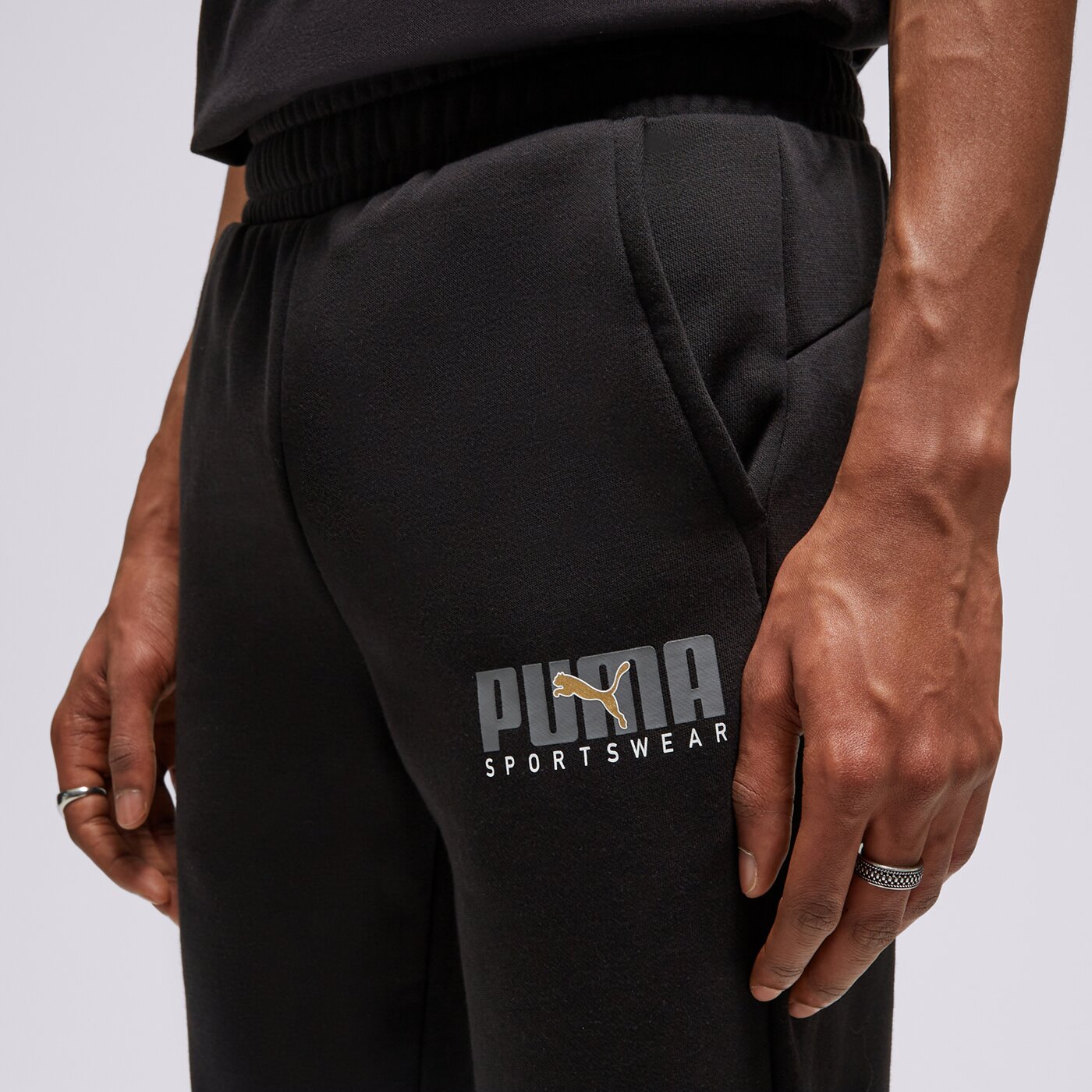 Мъжки панталони PUMA ПАНТАЛОНИ CORE SPTSW PANTS BLK/GLD 67488601 цвят черен
