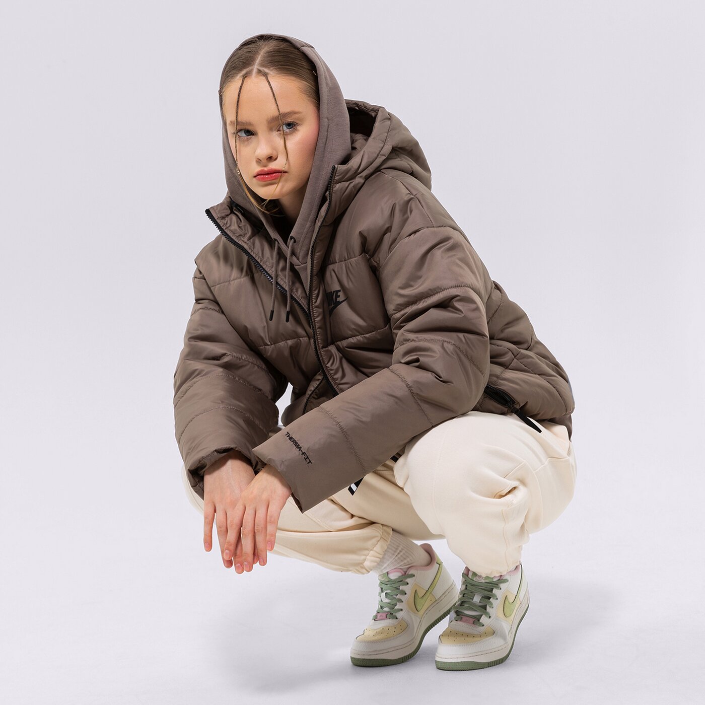 Дамски суичър NIKE СУИТЧЪР С КАЧУЛКА W NSW ESSNTL FLC PO HOODIE dx2316-040 цвят кафяв