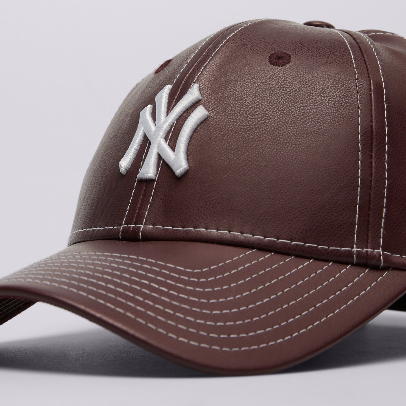 Дамска шапка с козирка NEW ERA ШАПКА WMNS ТОПSTITCH PU 940 NYY NEW YORK YANKEES 60691322 цвят бордо