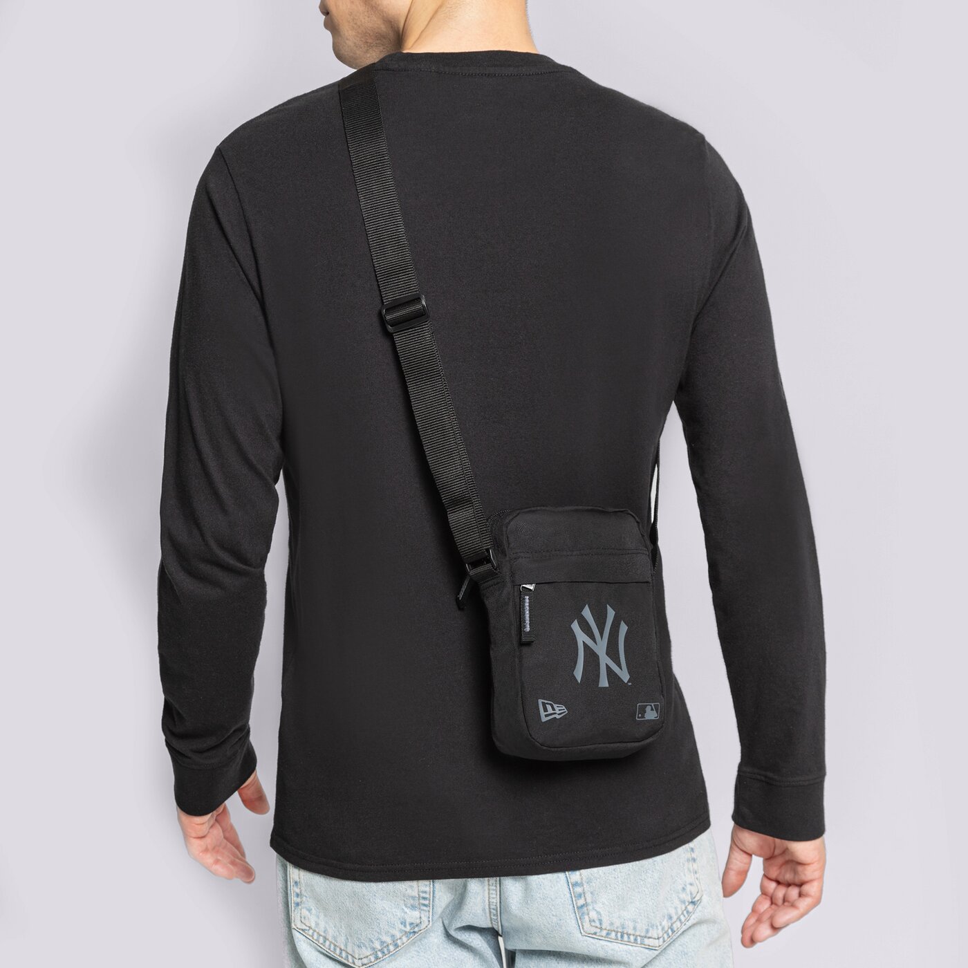 Дамска чанта за кръст NEW ERA ЧАНТА MLB SIDE BAG NEYYAN BLKBLK NEW YORK YANKEES BL 12145422 цвят черен