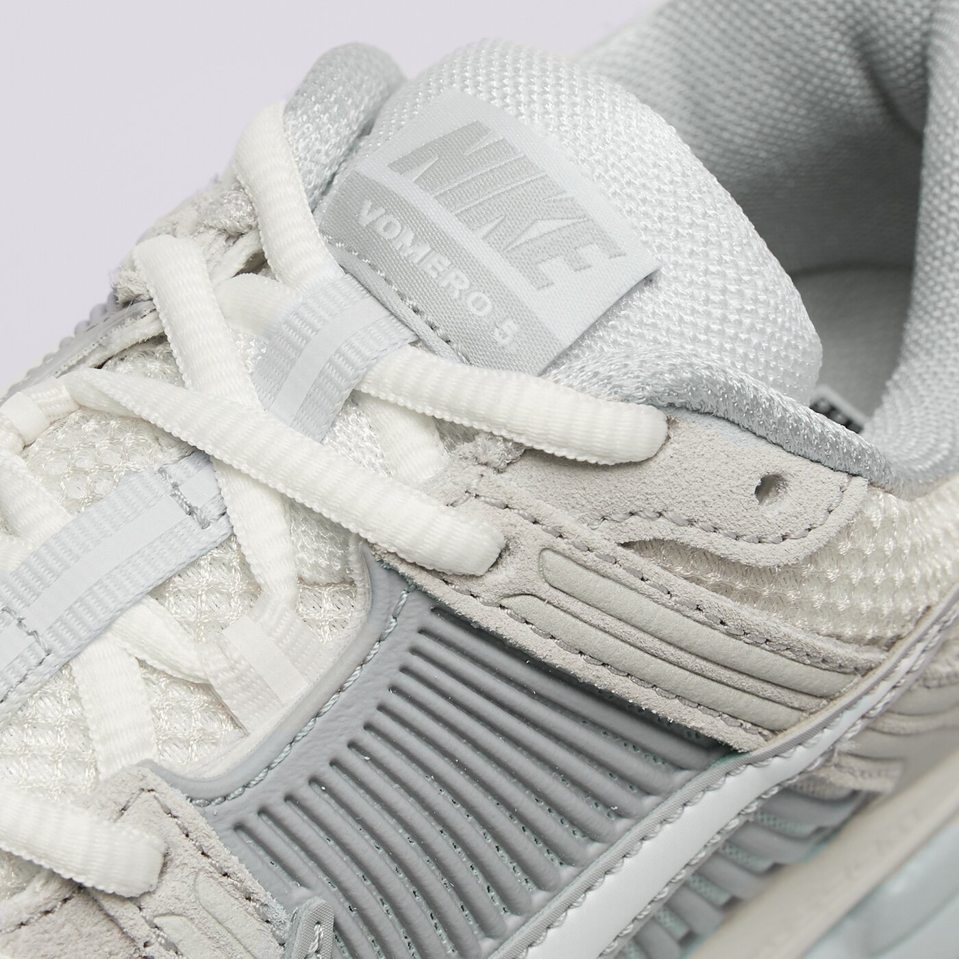 Дамски маратонки NIKE W ZOOM VOMERO 5 hq0458-001 цвят сив