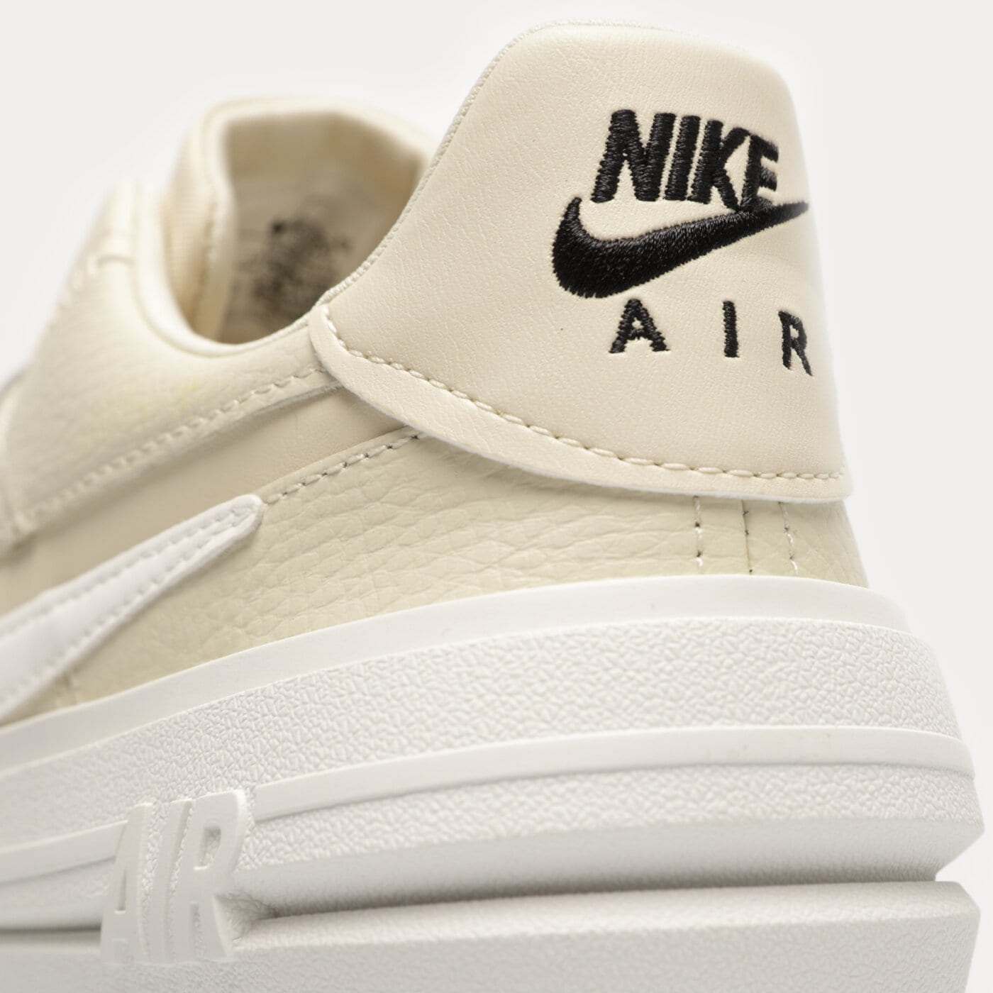 Дамски маратонки NIKE AIR FORCE 1 PLT.AF.ORM dj9946-200 цвят кремав