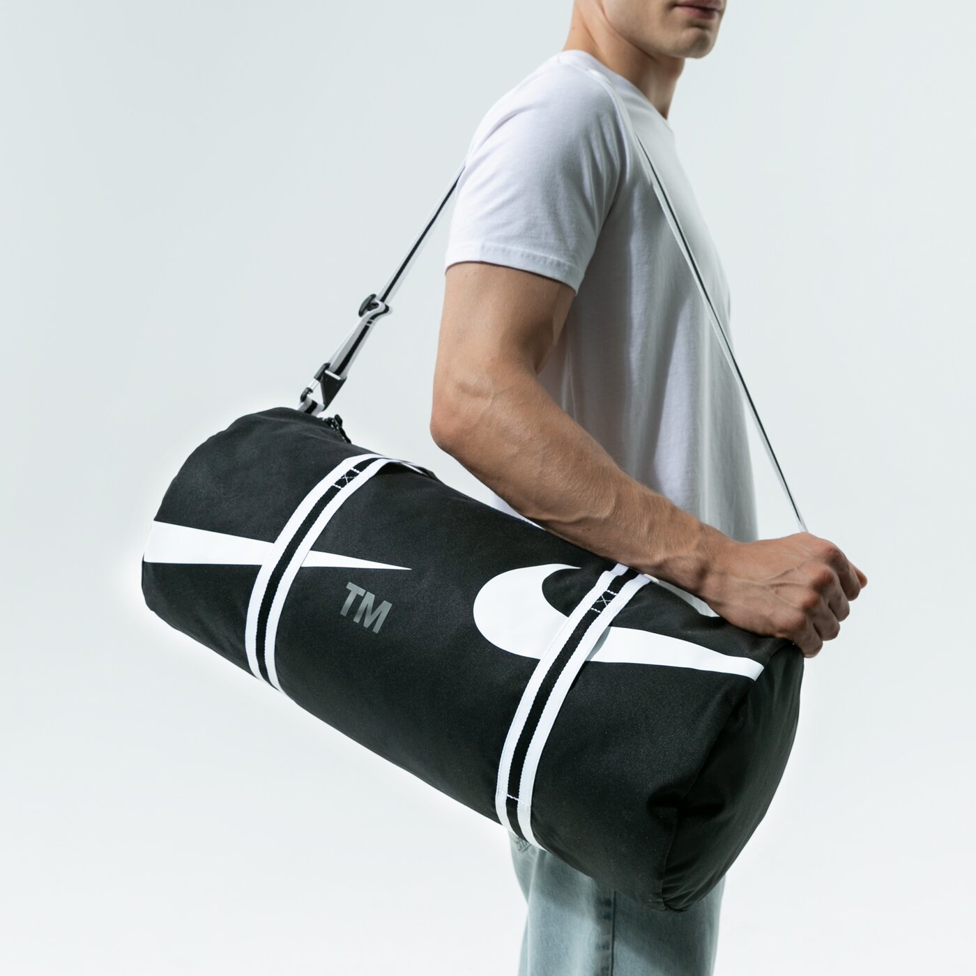 Дамски сак NIKE ЧАНТА NK HERITAGE DUFF - SWOOSH dj7379-010 цвят черен