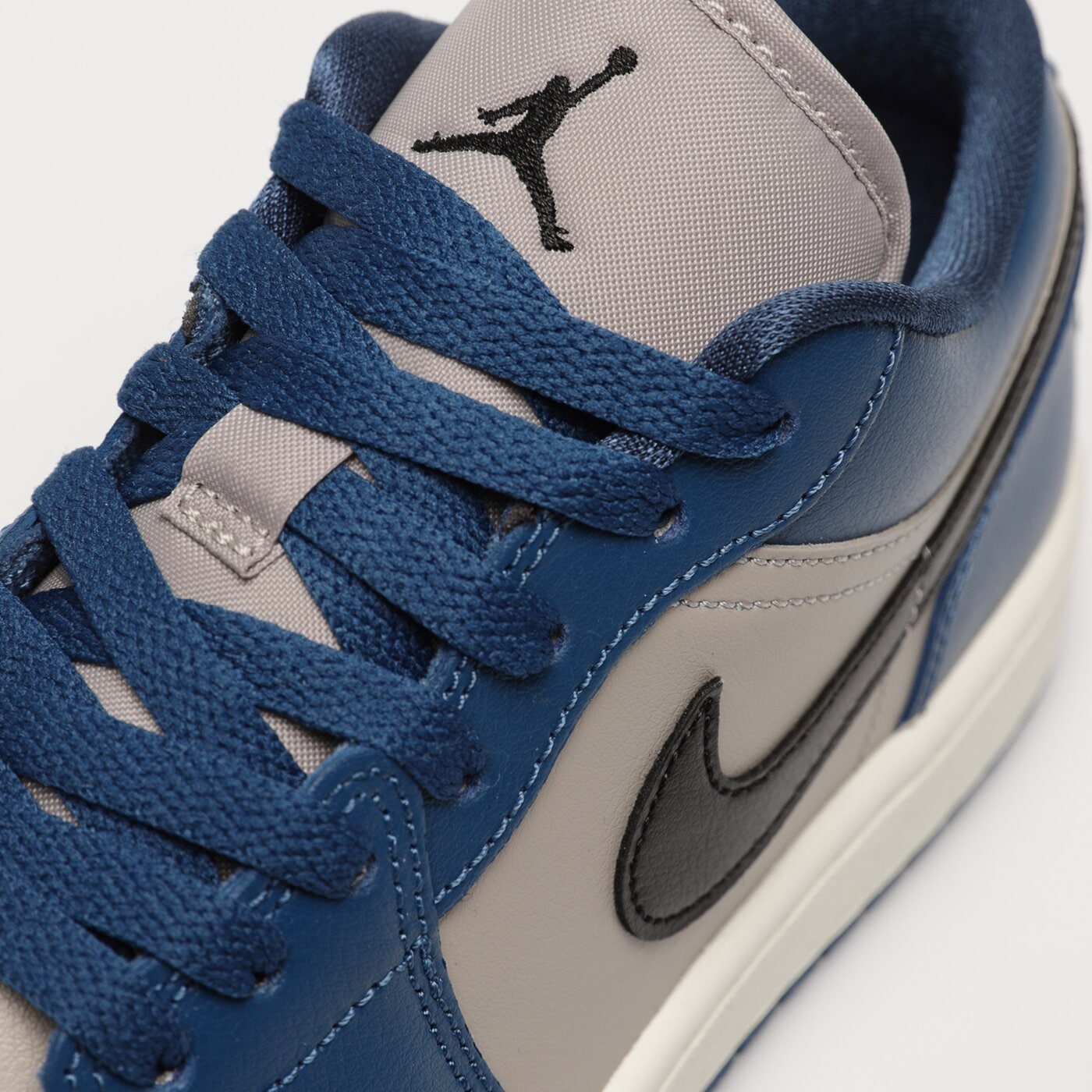 Дамски маратонки WMNS AIR JORDAN 1 LOW dc0774-402 цвят син