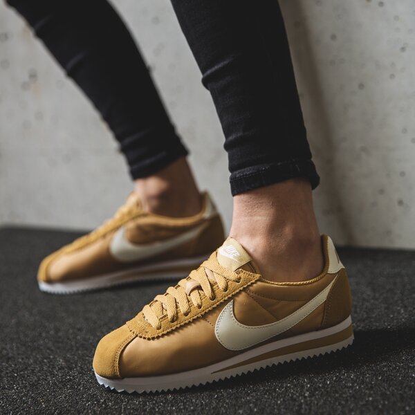 Дамски маратонки NIKE WMNS CLASSIC CORTEZ NYLON 749864-701 цвят жълт