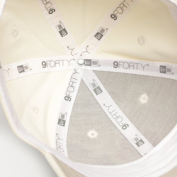 Дамска шапка с козирка NEW ERA ШАПКА WMNS BUTTERFLY 940 NYY NEW YORK YANKEES 60358048 цвят бежов