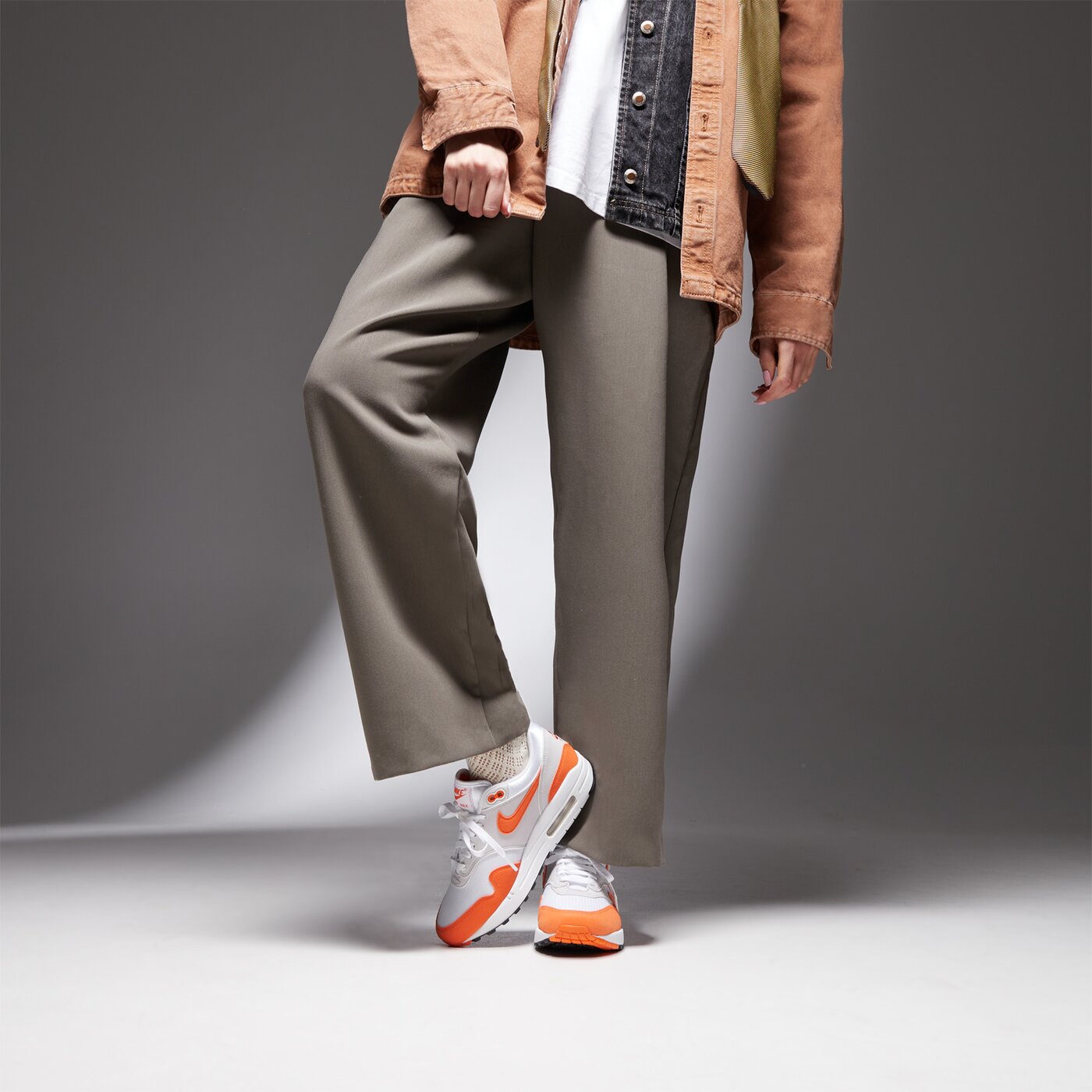 Дамски маратонки NIKE AIR MAX 1 '87 dz2628-002 цвят оранжев