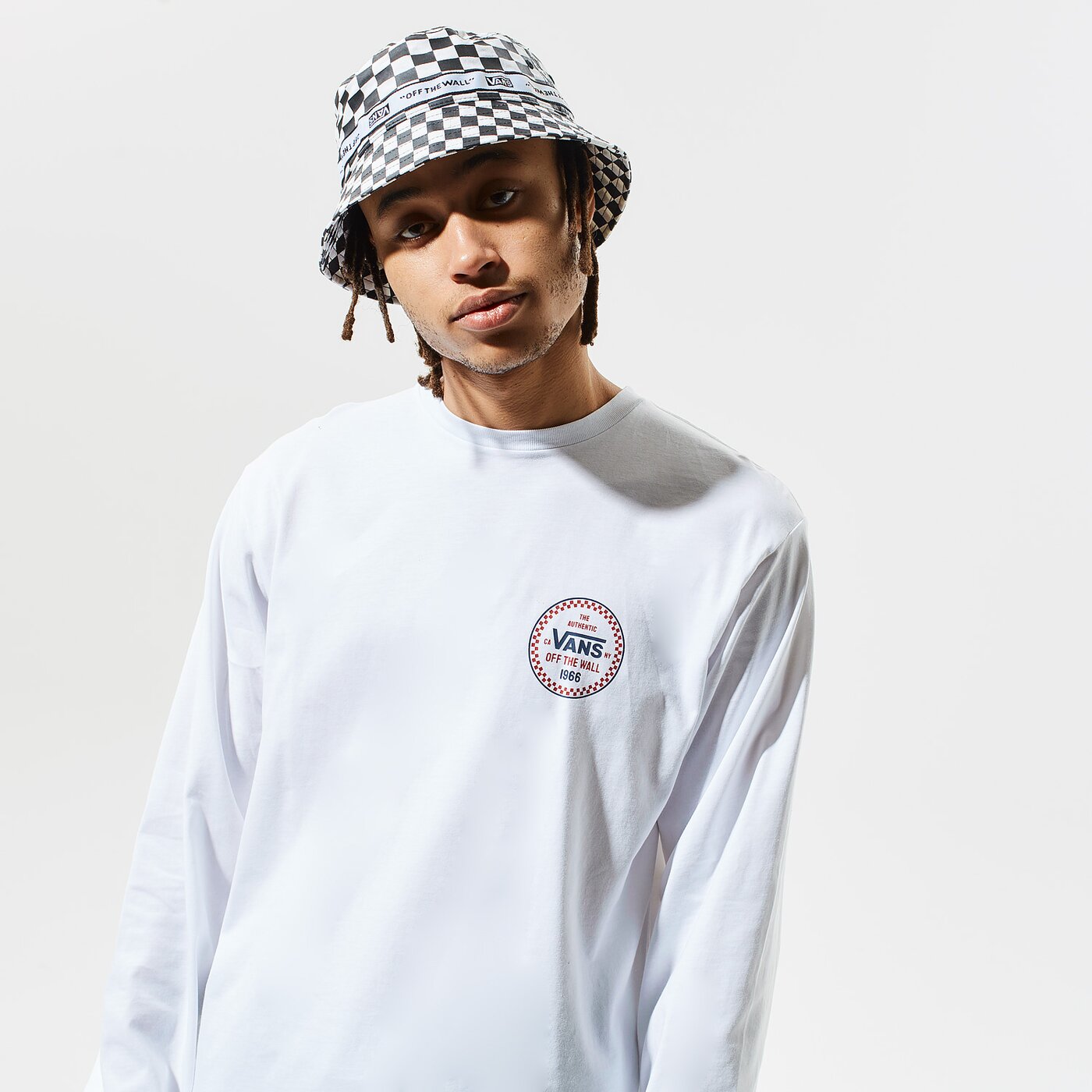 Мъжка тениска VANS ТЕНИСКА CHECKER 66 LS vn0a4tvewht1 цвят бял