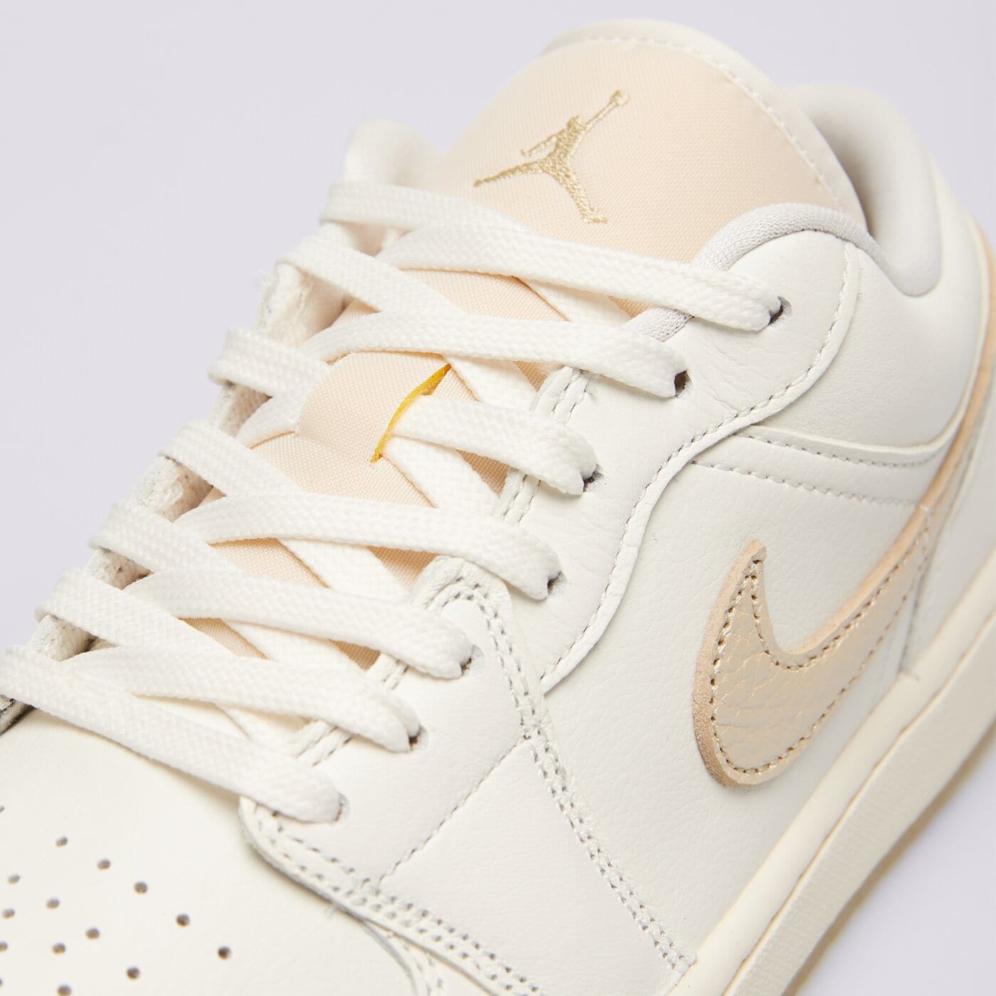 Дамски маратонки WMNS AIR JORDAN 1 LOW SE V2 hv5157-100 цвят бежов