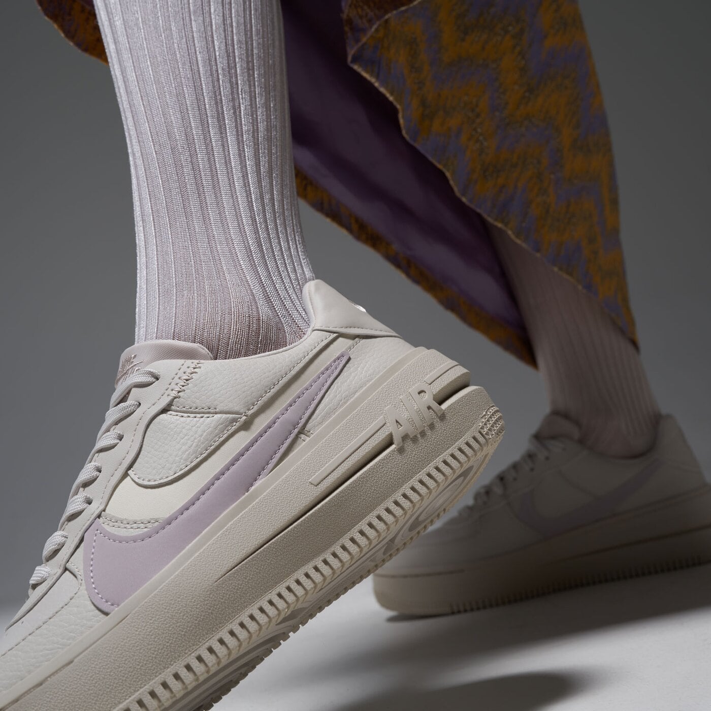 Дамски маратонки NIKE AIR FORCE 1 PLT.AF.ORM dj9946-108 цвят бежов