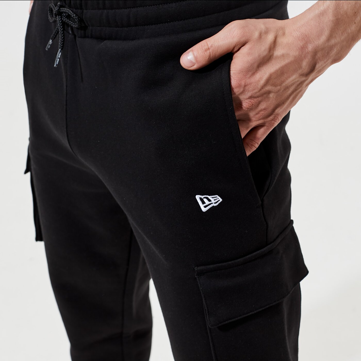 Мъжки панталони NEW ERA ПАНТАЛОНИ OUTDOOR UTILITY CARGO JOGGER NEW ERA BLK 12590877 цвят черен