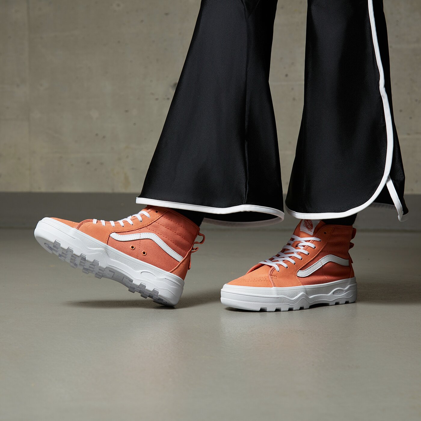 Дамски маратонки VANS UA SENTRY SK8-HI WC vn0a4bvwbm51 цвят оранжев