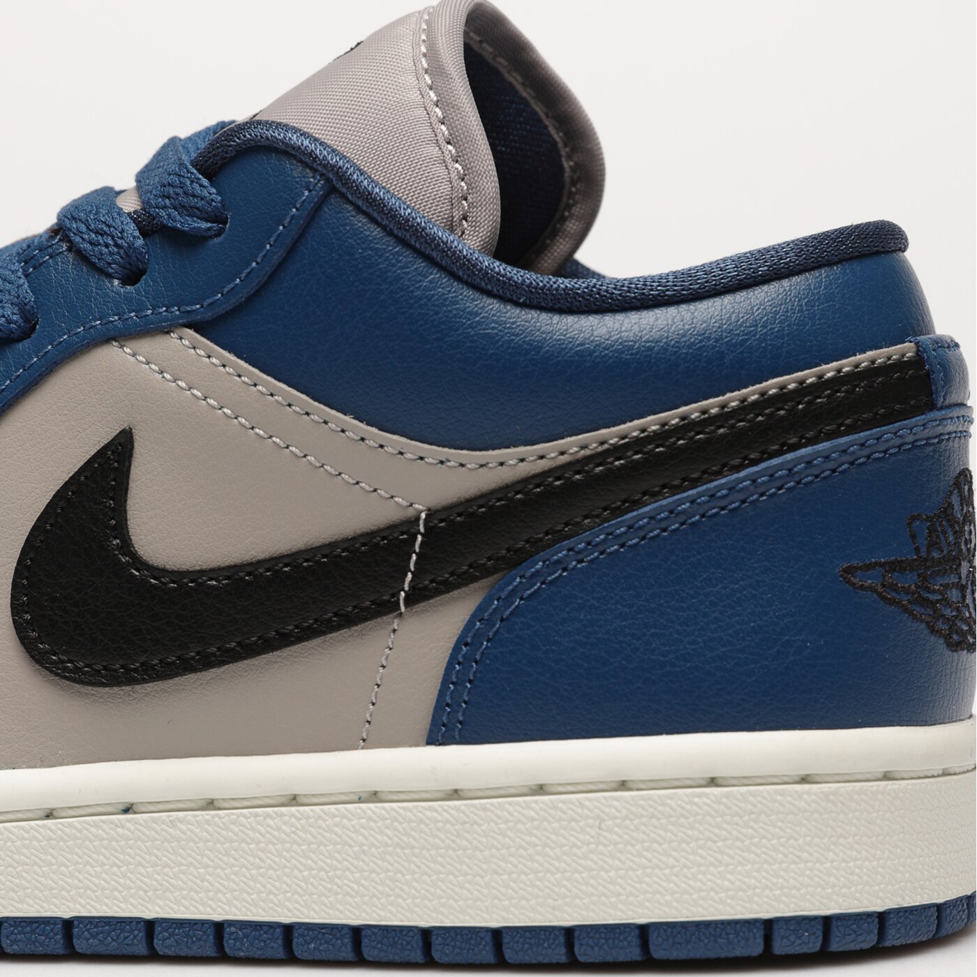 Дамски маратонки WMNS AIR JORDAN 1 LOW dc0774-402 цвят син