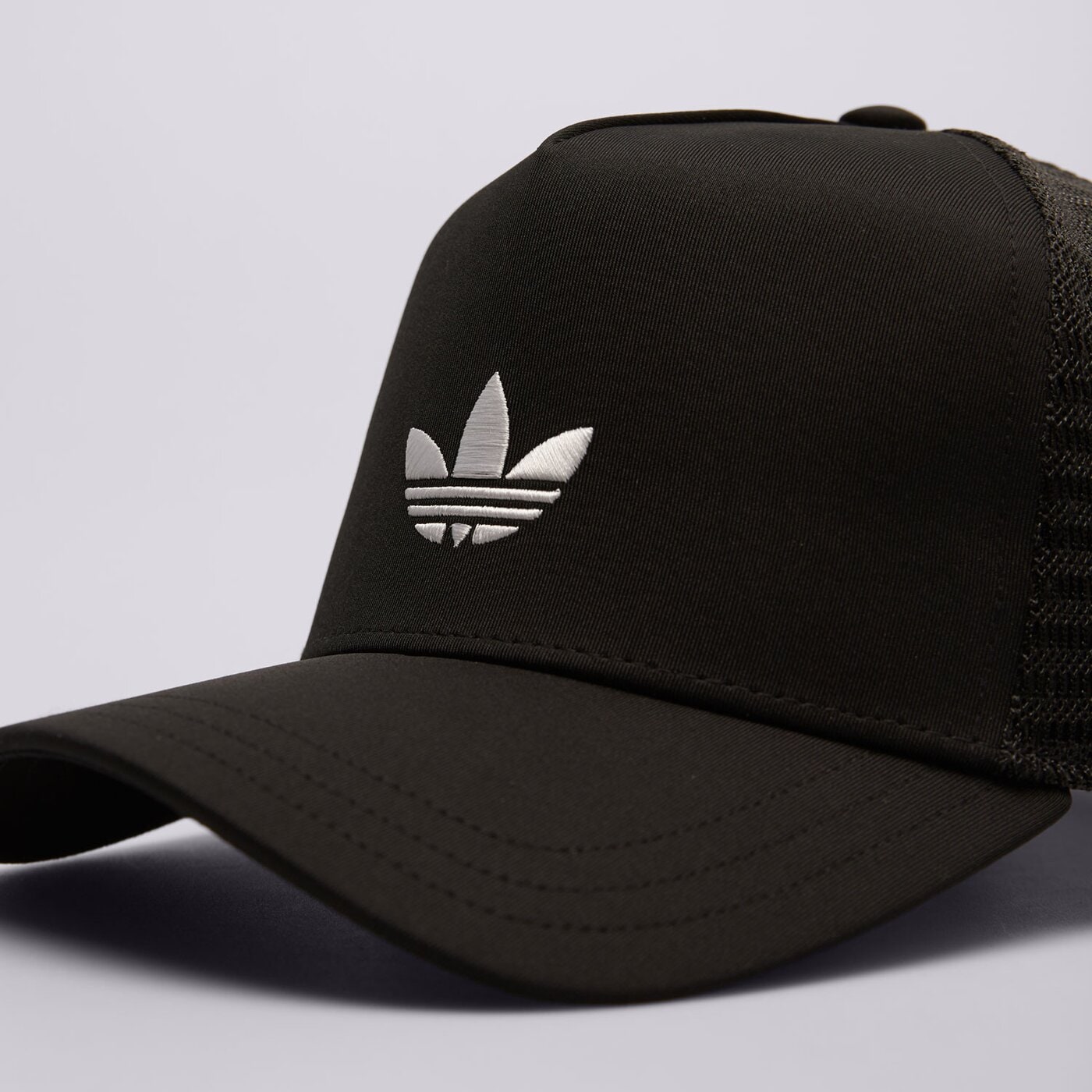 Дамска шапка с козирка ADIDAS ШАПКА CURVED TRUCKER jc6038 цвят бял