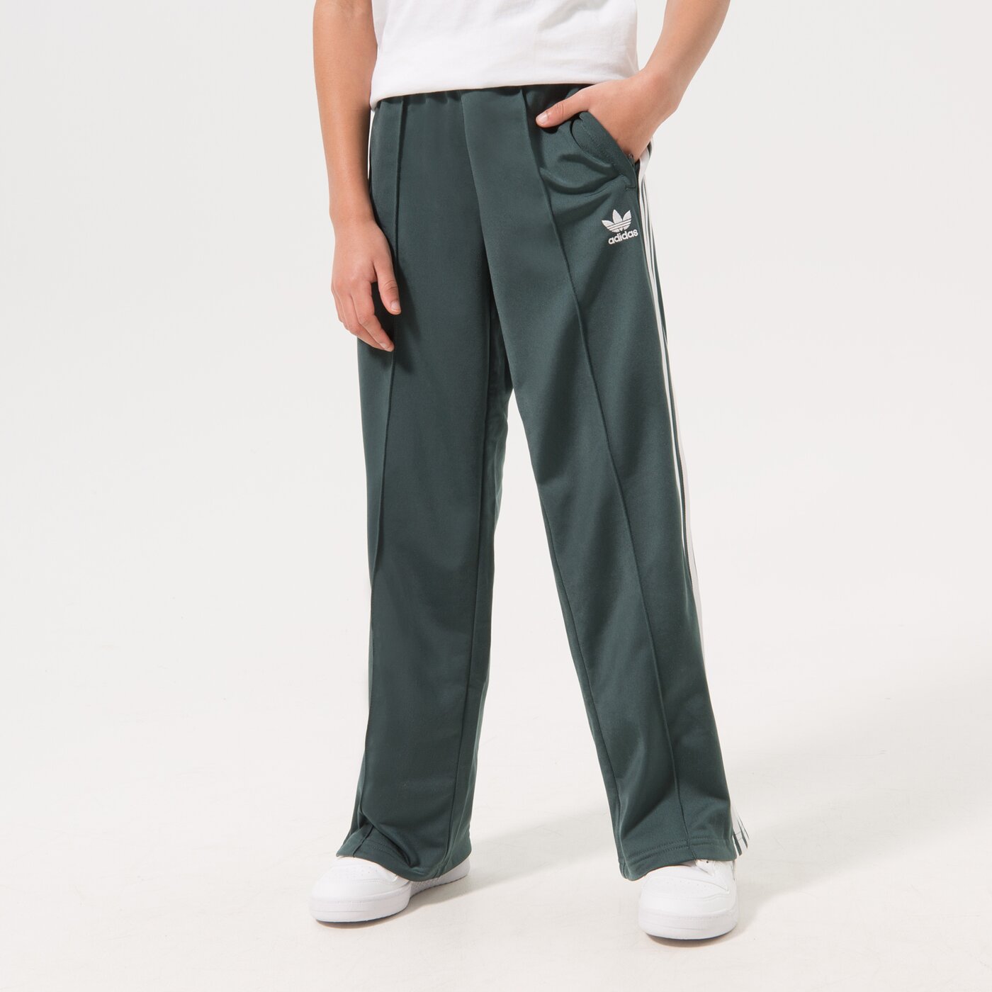 Детски панталони ADIDAS ПАНТАЛОНИ WIDE PANTS GIRL hk0348 цвят зелен